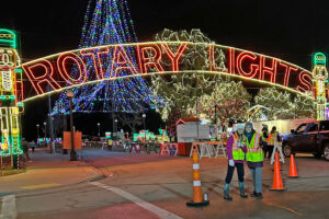 Jamie-Schloegel-and-her-daughter-Violet-volunteer-at-Rotary-Lights